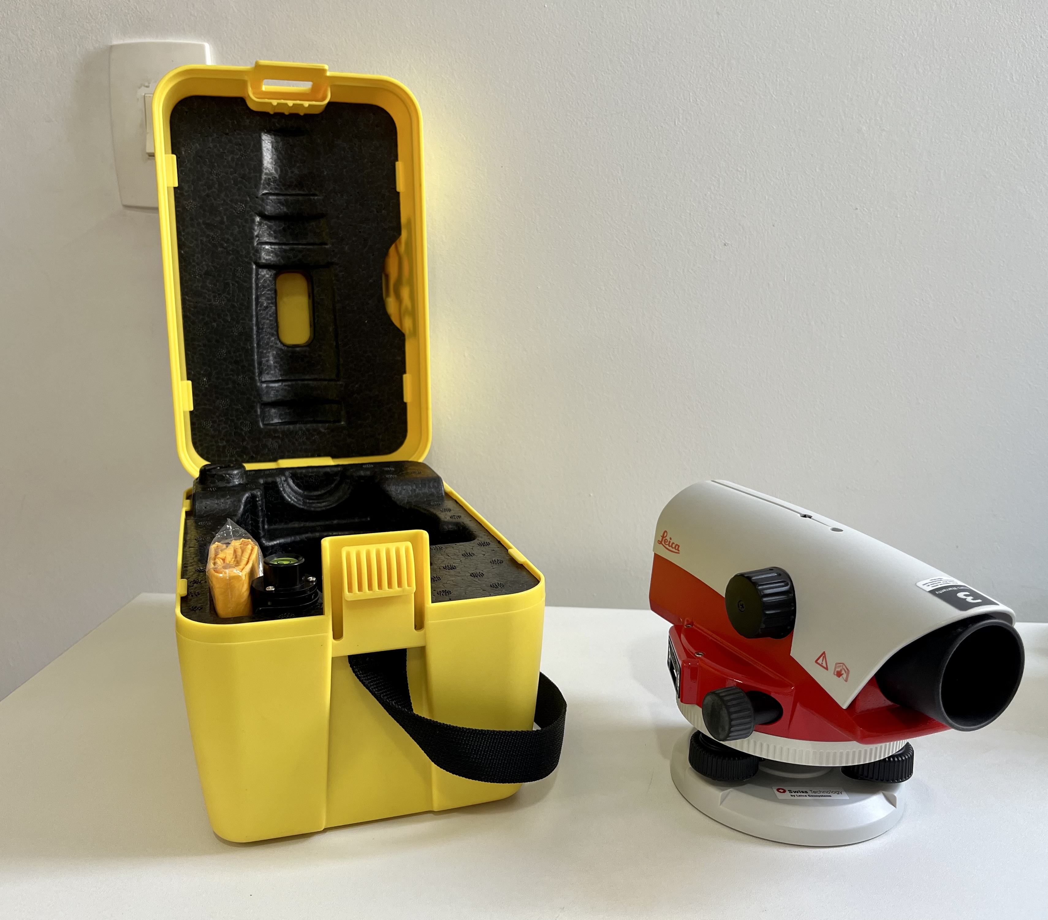 383-nivel-leica-na-720